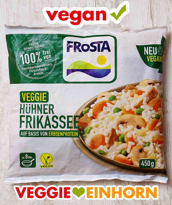 Auf dem Beutel des Frosta Veggie Hühnerfrikassees ist ein veganes V-Label. Ein Beutel Veggie Hühnerfrikassee von Frosta