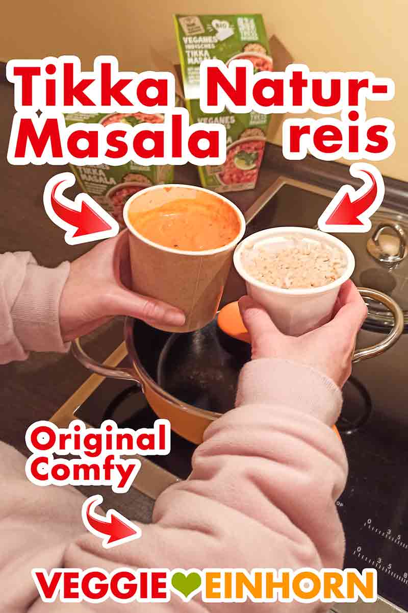 Das vegane Fertiggericht besteht aus einem Becher Tikka Masala und einem Becher Reis. Ein Becher mit Tikka Masala und ein Becher mit gegartem Naturreis