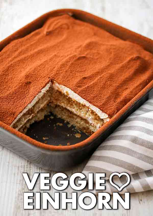 Das Tiramisu ist vegan. Veganes Tiramisu in einer Auflaufform
