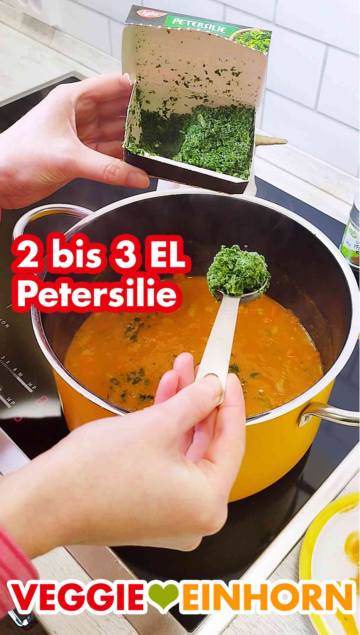 TK Petersilie von Iglo wird zugefügt Würzen mit gehackter tiefgekühlter Petersilie