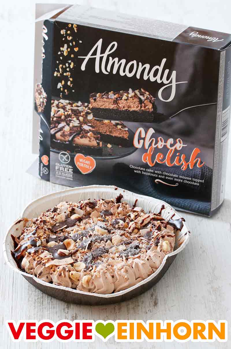 So sieht die vegane Choco Delish Torte gefroren aus. Die Pappbox und die gefrorene Almondy Torte
