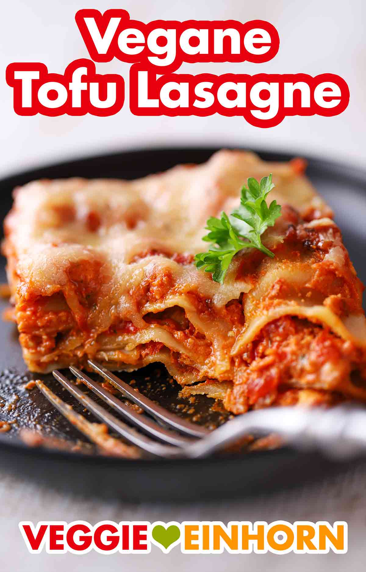 Die Tofu Lasagne ohne Fleisch schmeckt sehr lecker. Ein Stück Tofu Lasagne auf einem Teller.