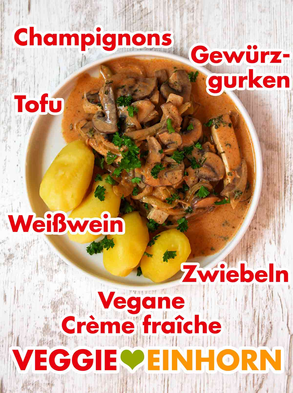 Das Tofu Stroganoff enthält Naturtofu, Champignons, Gewürzgurken, Weißwein, vegane Crème fraîche und Zwiebeln. Teller mit Tofu Stroganoff und Pellkartoffeln