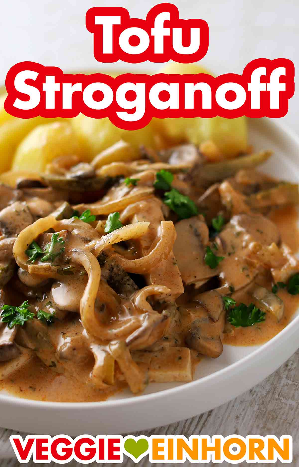Das Tofu Stroganoff ist sehr lecker. Veganes Tofu Stroganoff auf einem Teller