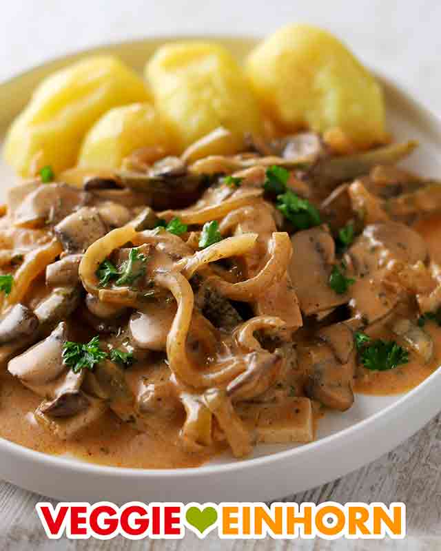 Veganes Tofu Stroganoff serviert mit Kartoffeln