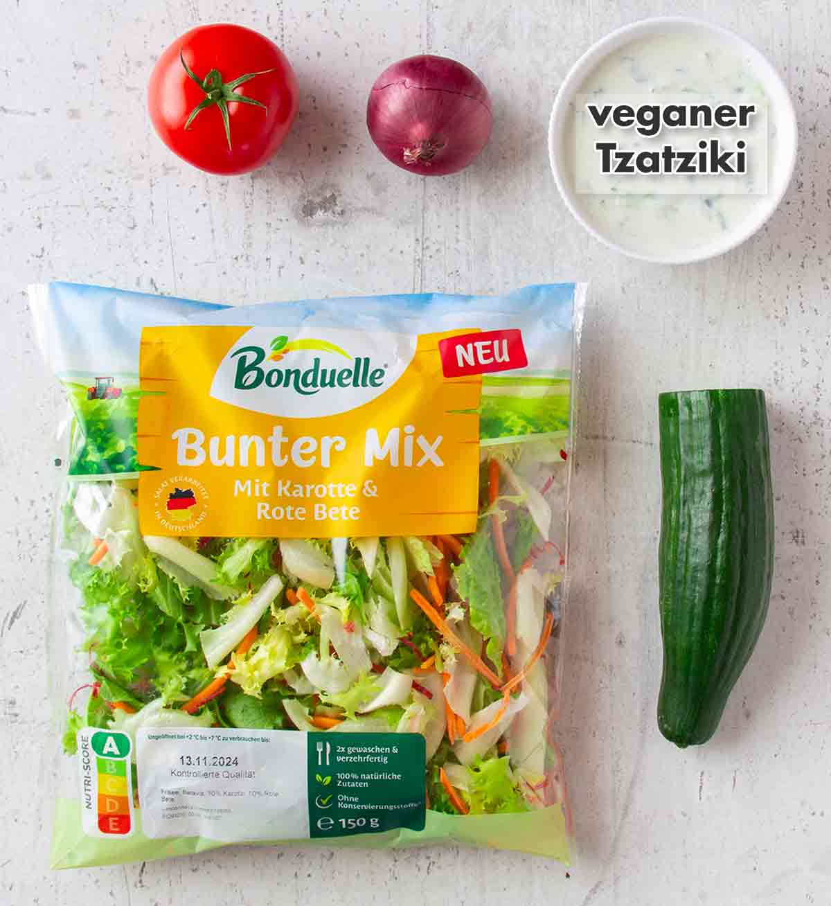 Tomate, rote Zwiebel, veganer Tzatziki, Bonduelle Bunter Mix, Gurke Tomate, rote Zwiebel, veganer Tzatziki, fertiger Salatmix, eine halbe Salatgurke