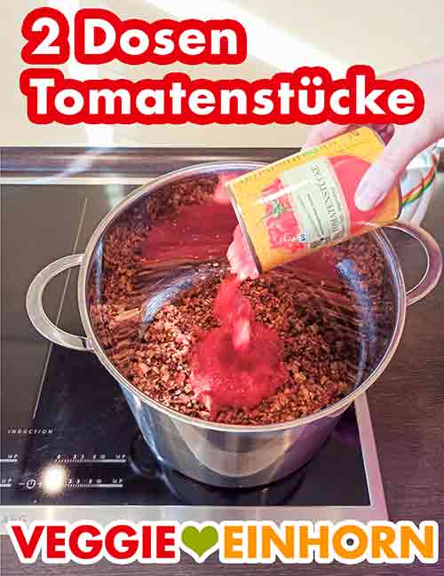 Gehackte Tomaten aus der Dose zufügen Tomatenstücke aus der Dose werden in den Topf zugefügt