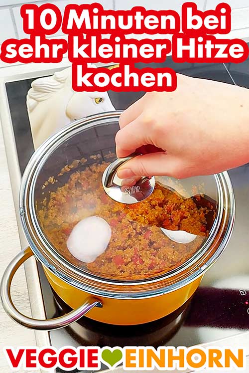Den Tomaten Bulgur mit Deckel 10 Minuten bei sehr kleiner Hitze köcheln lassen. Der Tomatenbulgur im Topf mit Deckel