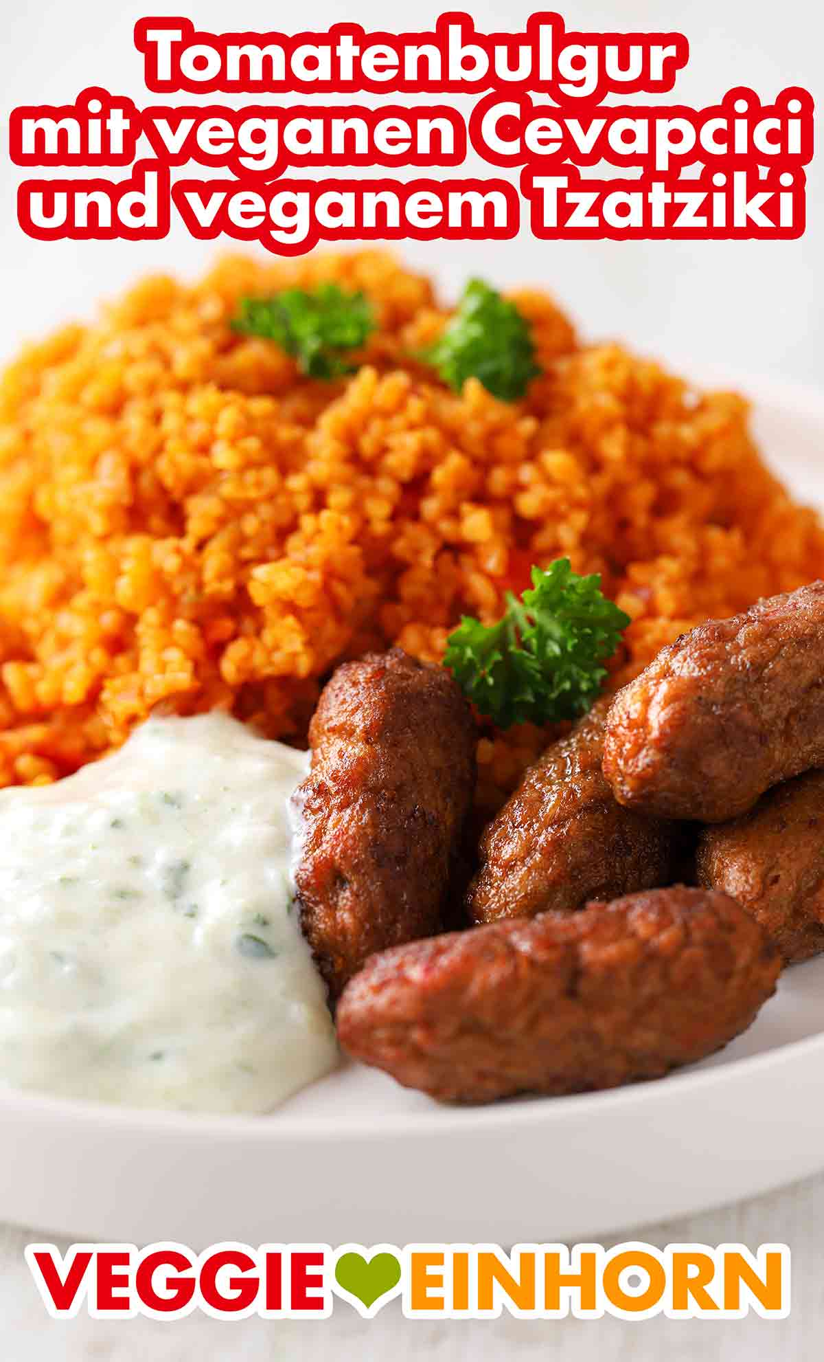 Tomaten Bulgur passt gut zu veganem Tzatziki und veganen Cevapcici. Tomaten Bulgur mit veganen Cevapcici und veganem Tzatziki