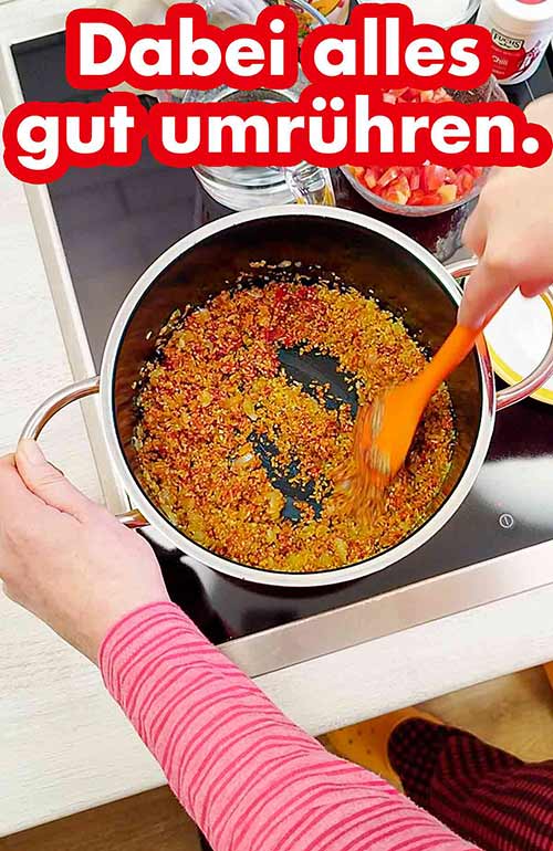 Das Tomatenmark wird mit dem Bulgur, den Zwiebeln und der veganen Butter vermischt. Umrühren des Tomatenbulgurs