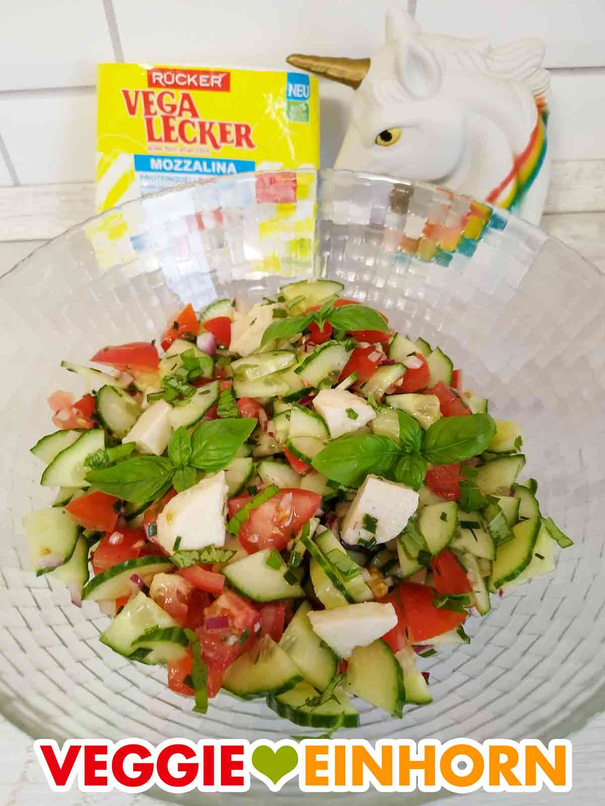 Veganer Salat mit Tomaten, Gurken und Mozzalina Tomaten Gurkensalat mit veganem Mozzarella von Vega Lecker