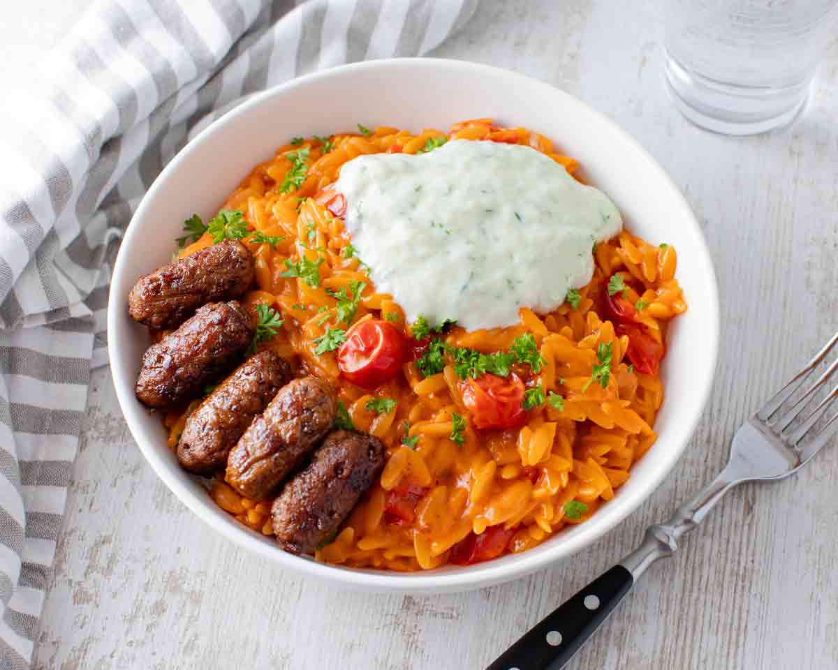 Tomaten Kritharaki mit veganen Cevapcici und veganem Tzatziki