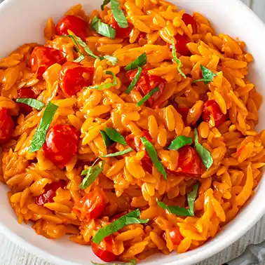 Veganes Tomaten Orzo auf einem Teller