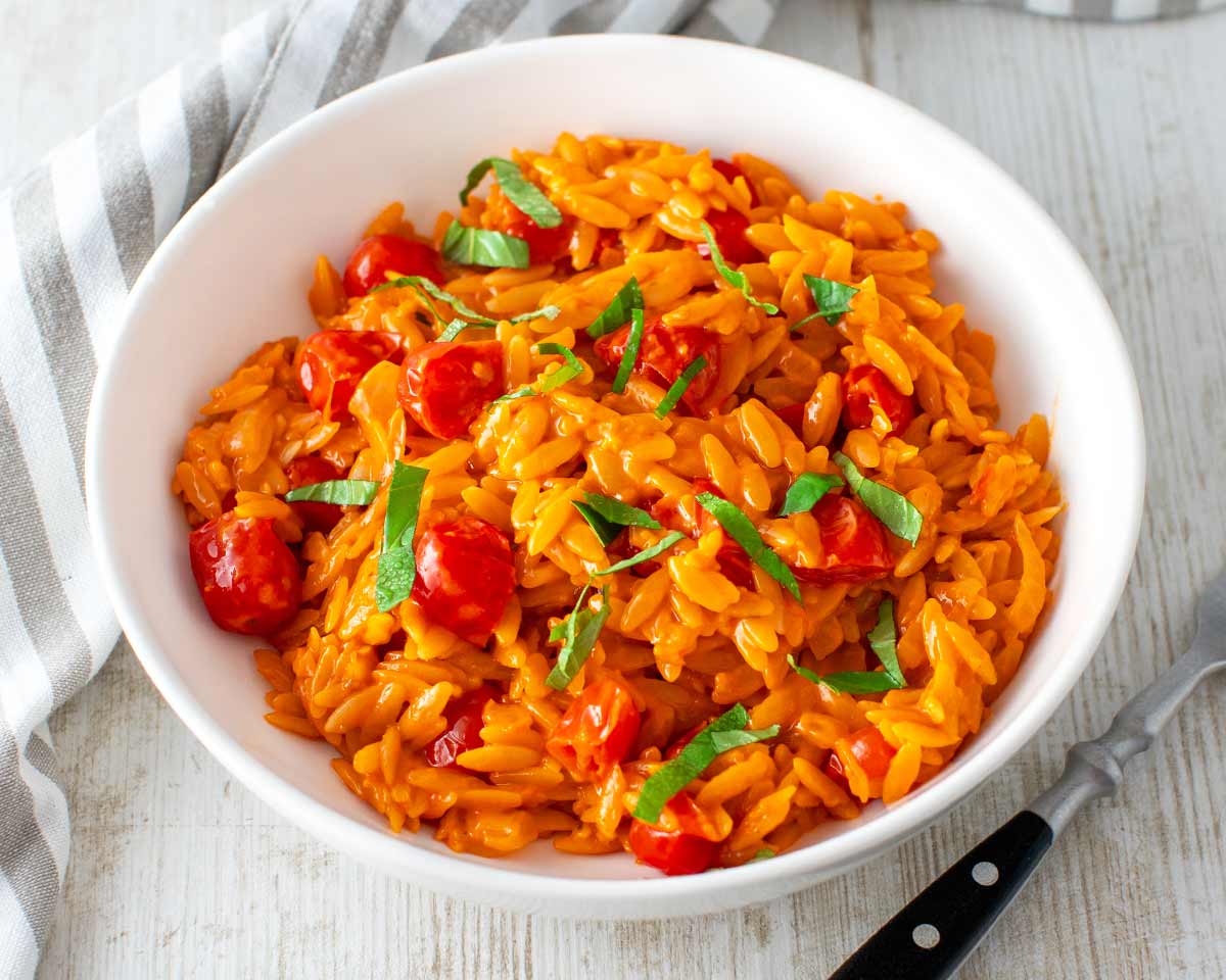 Das cremige One Pot Orzo mit Tomaten und Kokosmilch ist vegan. One Pot Tomaten Orzo