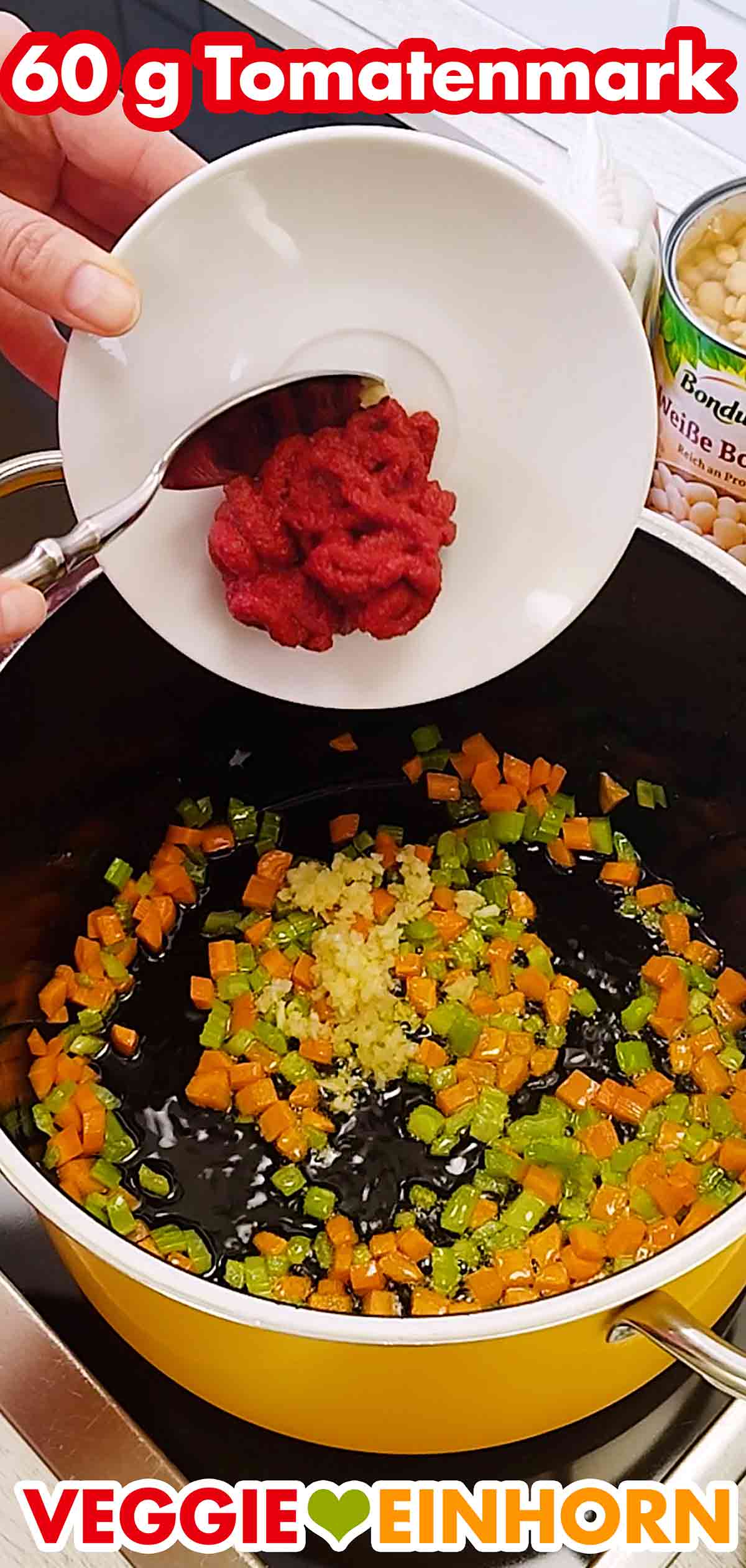 Tomatenmark wird in den Topf gegeben. Zufügen von 60 g Tomatenmark