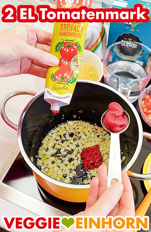 Tomatenmark wird zu den Zwiebeln zugefügt. Zufügen von 2 Esslöffeln Tomatenmark