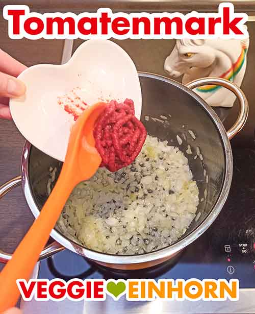 Tomatenmark in den Topf geben Tomatenmark zufügen
