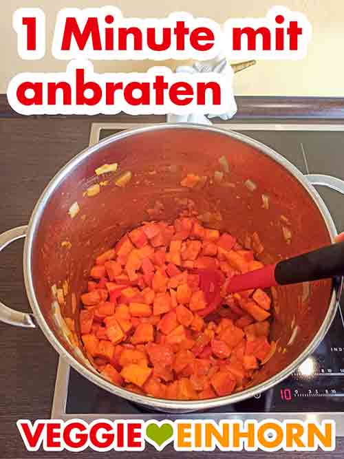 Knoblauch und Tomatenmark eine Minute mit anbraten. Knoblauch und Tomatenmark im Topf