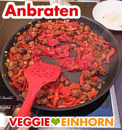 Tomatenmark und Knoblauch werden mit gebraten Knoblauch und Tomatenmark mit anbraten