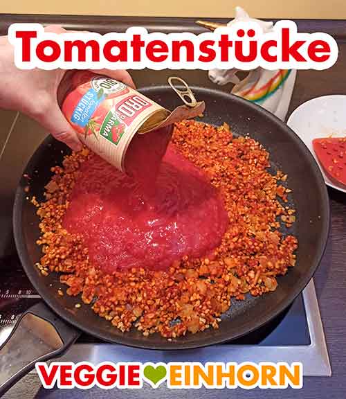 2 Dosen stückige Tomaten zufügen Tomatenstücke aus der Dose werden zugefügt