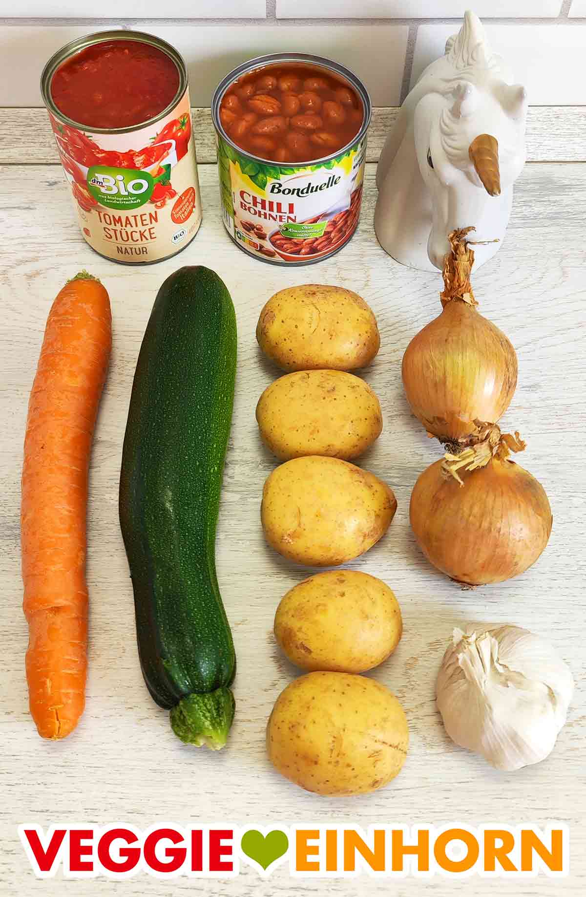 dm Bio Tomatenstücke, Bonduelle Chili Bohnen, Möhren, Zucchini, Kartoffeln, Zwiebeln, Knoblauch Eine Dose gehackte Tomaten, eine Dose Chilibohnen, Möhre, Zucchini, Kartoffeln, Zwiebeln, Knoblauch