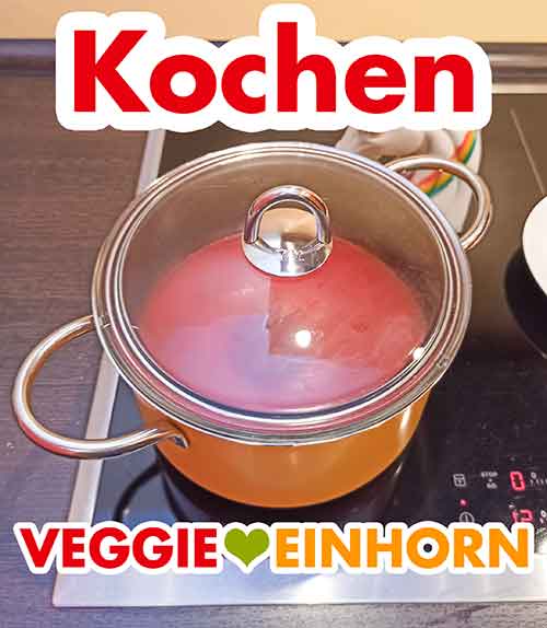 Die Tomatensuppe mit Reis 30 Minuten köcheln lassen Die Tomatensuppe kocht im Topf mit Deckel