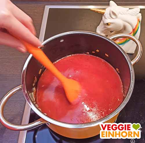Die Suppe umrühren und mit Deckel zum Kochen bringen. Die Tomatensuppe mit Reis wird umgerührt