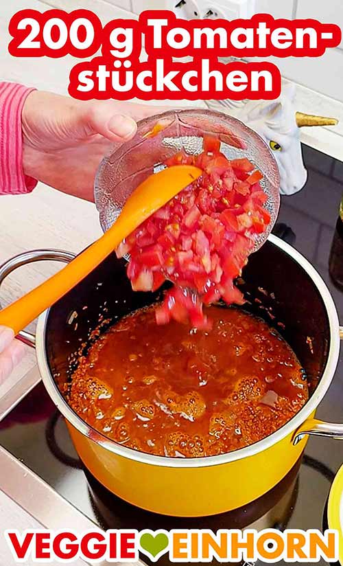 Gewürfelte frische Tomaten für den Tomaten Bulgur Zufügen der Tomatenstückchen für den Tomatenbulgur
