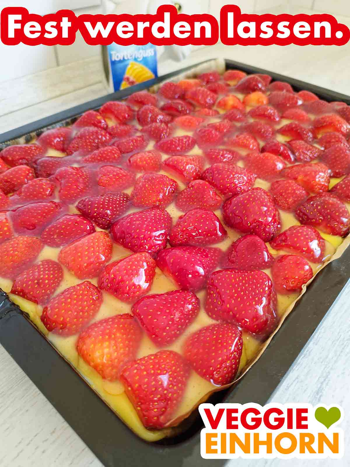 Veganer Erdbeerkuchen vom Blech mit veganem Tortenguss von Dr. Oetker Der Tortenguss wird auf dem veganen Erdbeerkuchen fest