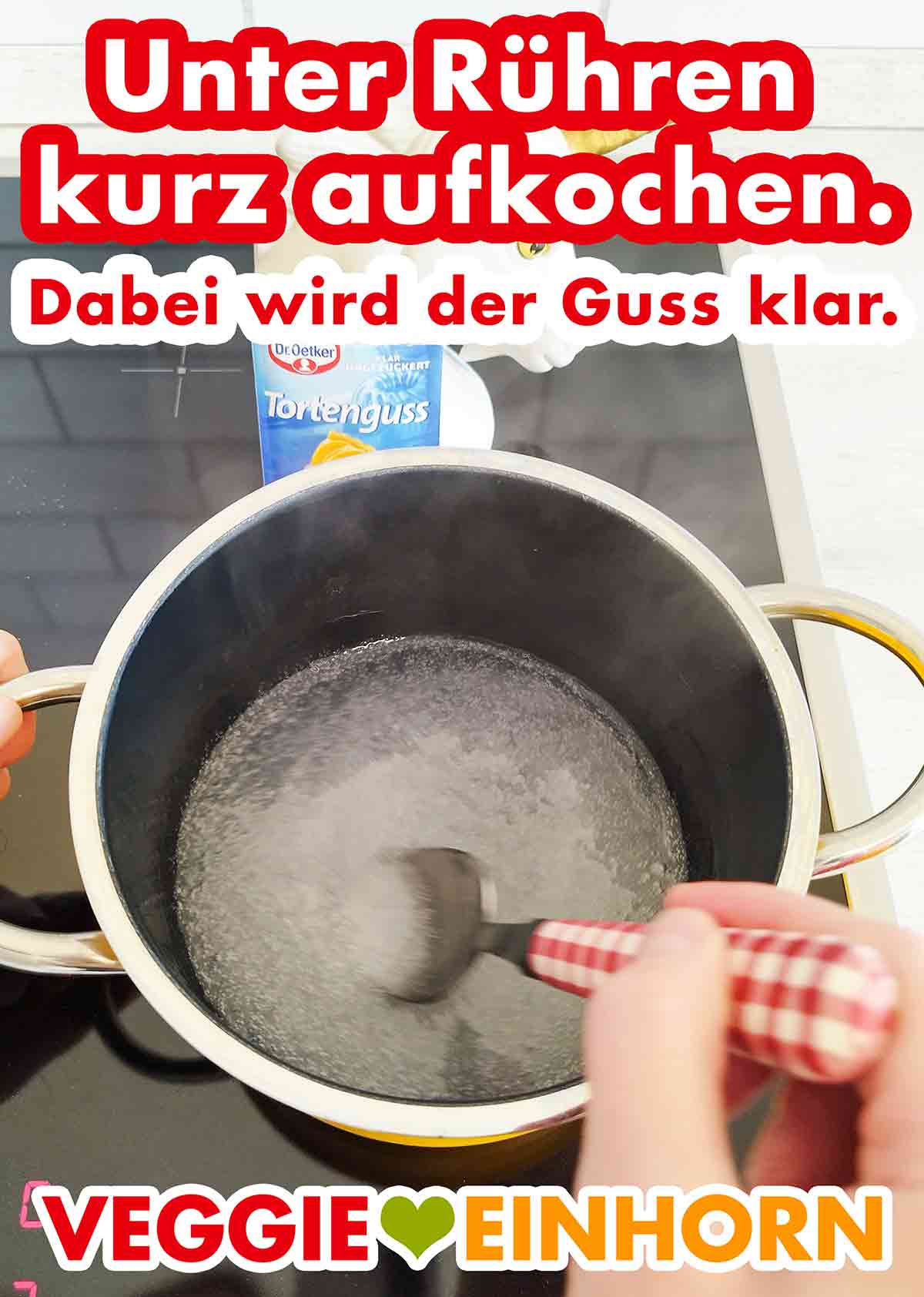 Beim Aufkochen immer weiter rühren. Der Tortenguss wird klar. Der Tortenguss wird aufgekocht. Dabei wird er klar.