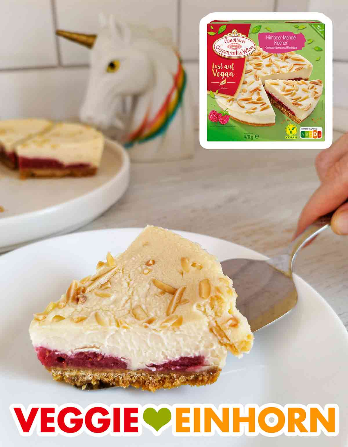 Hier sieht man gut die vegane Frischkäse Creme. Tortenheber mit einem Stück veganen Himbeer Mandel Kuchen von Coppenrath und Wiese