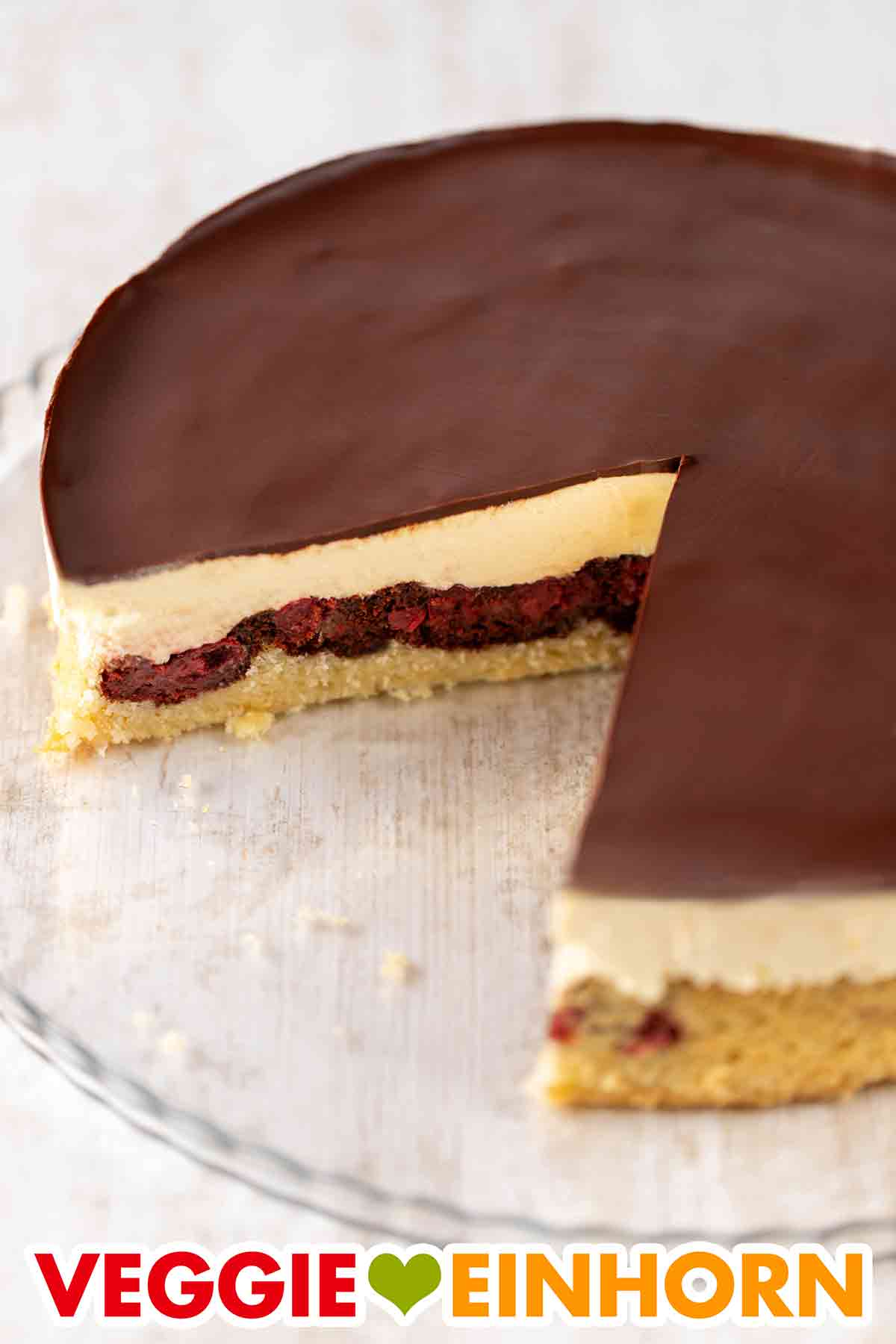 Die vegane Donauwellen Torte aus der runden Form ist super lecker. Angeschnittene vegane runde Donauwelle