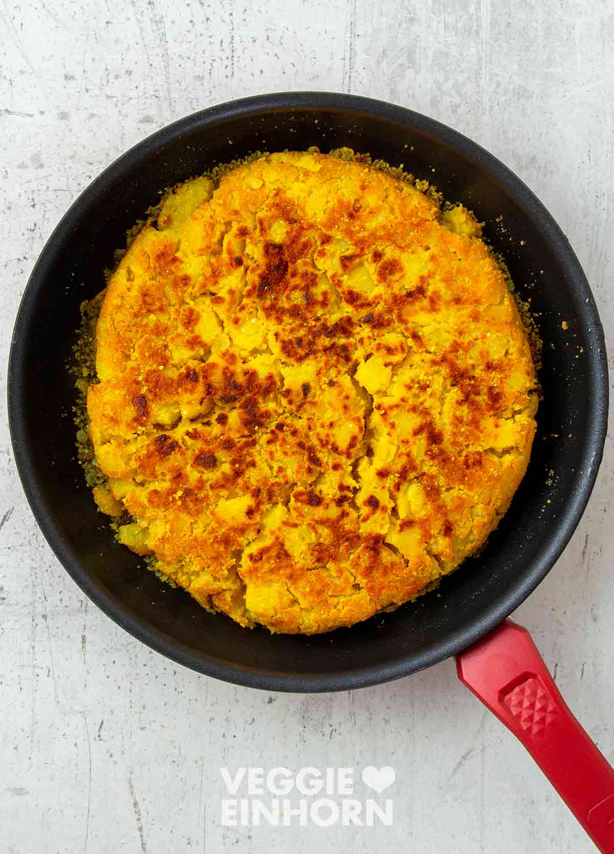 Vegane spanische Tortilla mit Kartoffeln Vegane spanische Tortilla in einer Pfanne