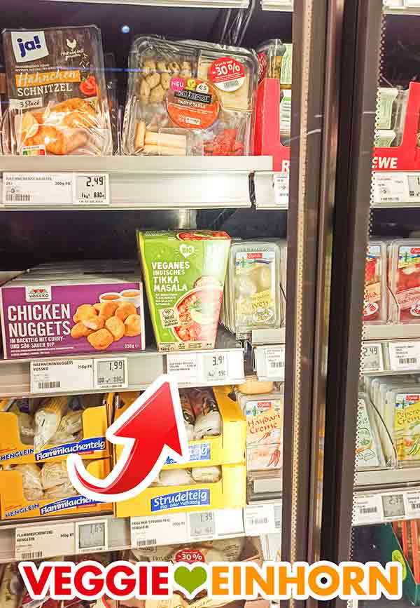 Das vegane Fertiggericht in der Kühlung im Supermarkt. Kühlregal mit dem veganen indischen Tikka Masala von TressBrüder
