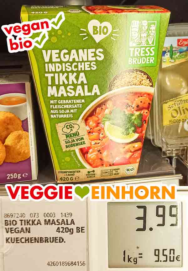 Das vegane indische Tikka Masala von TressBrüder im Kühlregal bei Rewe. Preisschild vom veganen Fertiggericht Tikka Masala