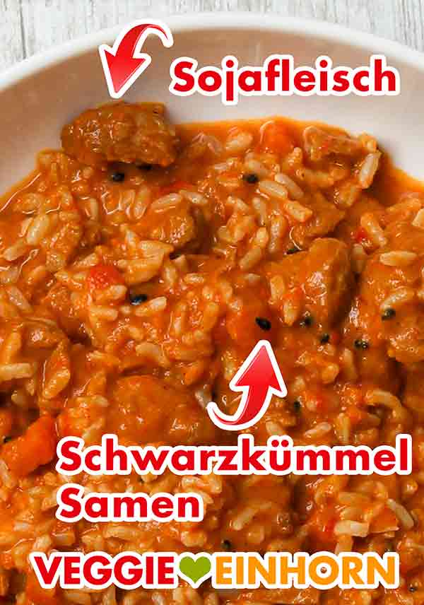 Hier sieht man den veganen Fleischersatz aus Sojaschnetzeln und den Schwarzkümmel (Nigella). Sojafleisch und Schwarzkümmel Samen im veganen Tikka Masala von TressBrüder