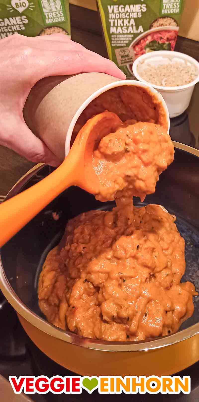 Hier sieht man den Fleischersatz aus Soja. Die Tikka Masala Soße enthält das vegane Fleisch aus Sojaschnetzeln.