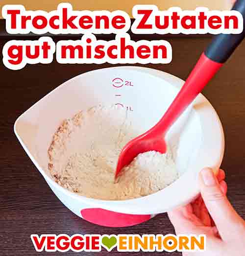 Vermischen der trockenen Zutaten Die trockenen Zutaten mit einem Rührlöffel mischen