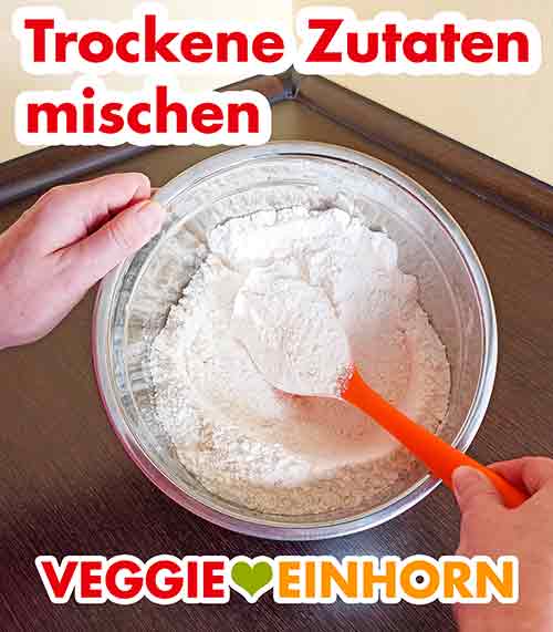 Trockene Zutaten Trockene Zutaten für veganen Marzipankuchen in einer Rührschüssel
