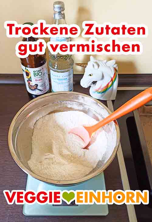 Gut mischen. Die vermischten trockenen Zutaten in der Schüssel