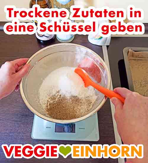 Schüssel mit Mehl, Zucker, Vanillezucker, Backpulver und Salz Trockene Zutaten für veganen Biskuit in einer Rührschüssel