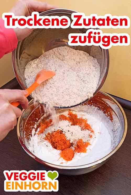 Die Mischung aus gemahlenen Mandeln, Mehl, Zucker, Backpulver und Zimt wird zugefügt. Die trockenen Zutaten werden zugefügt