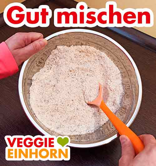 Gemahlene Mandeln, Mehl, Zucker, Backpulver und Zimt gut mischen. Die trockenen Zutaten werden vermischt.