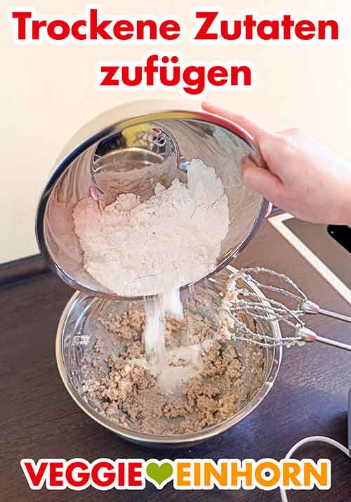 Die Mehl-Nuss-Backpulver-Mischung in die Rührschüssel mit der Margarine-Zucker-Mischung geben Trockene Zutaten in die Schüssel zufügen