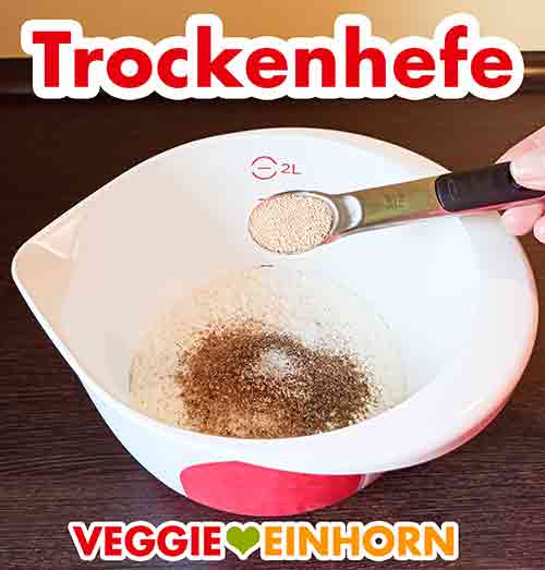 Trockenhefe zufügen Ein Teelöffel mit Trockenhefe