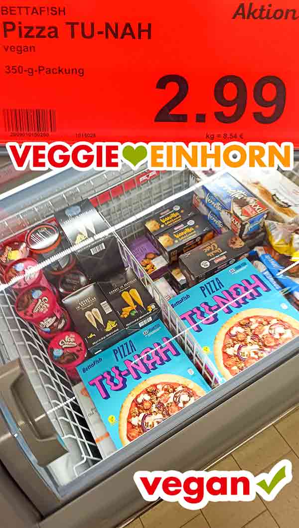 Die vegane Thunfisch Pizza gab es bei Aldi für 2,99 Euro zu kaufen. BettaF!sh Pizza Tu-Nah und Preisschild bei Aldi