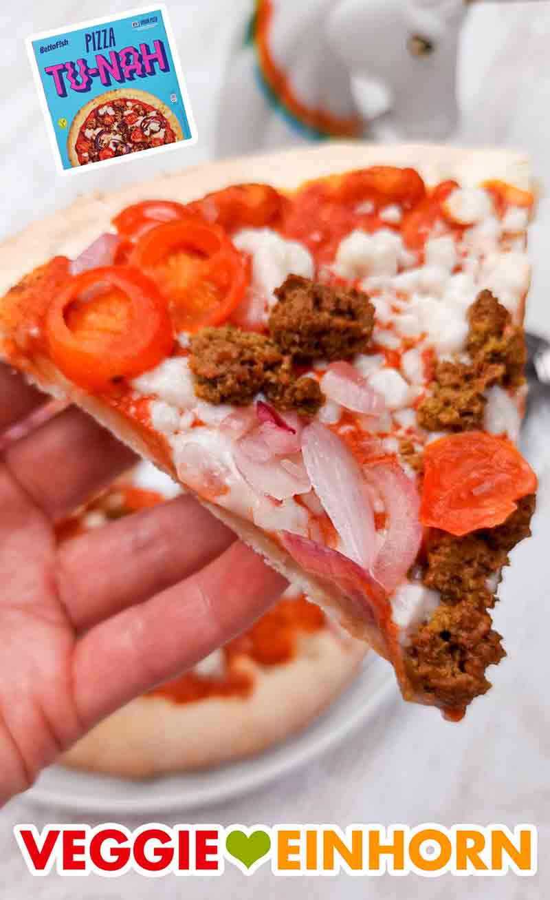 Die vegane Pizza Tu-Nah sieht lecker aus. Ein Stück vegane Thunfischpizza von Betta Fish