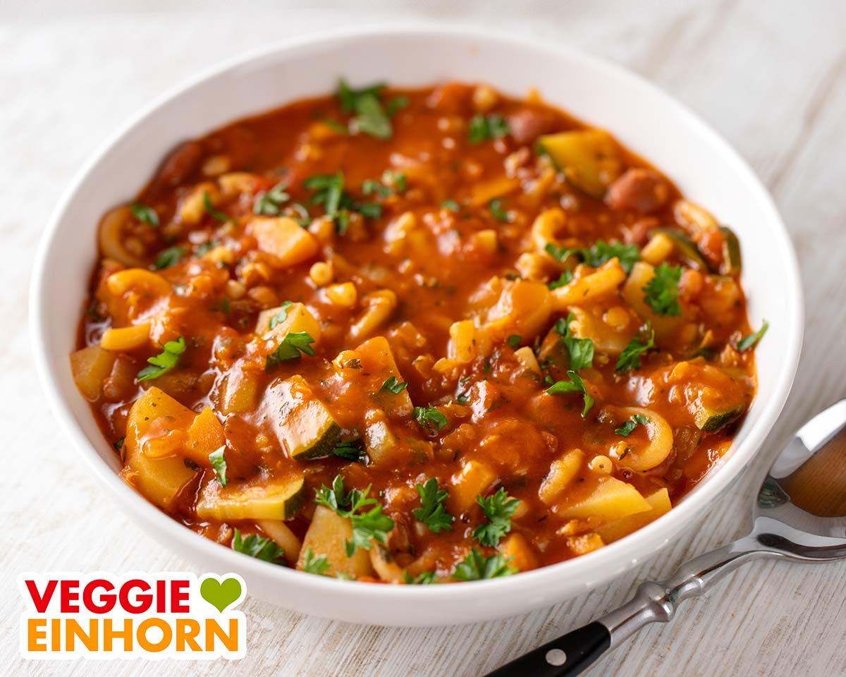 Türkische Gemüsesuppe mit Nudeln, Linsen, Bohnen und Kartoffeln