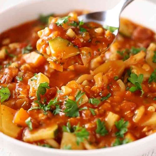 Nahaufnahme von türkischer Gemüsesuppe