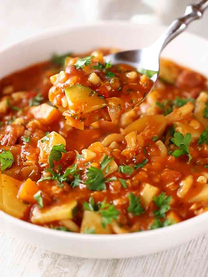 Nahaufnahme von türkischer Gemüsesuppe
